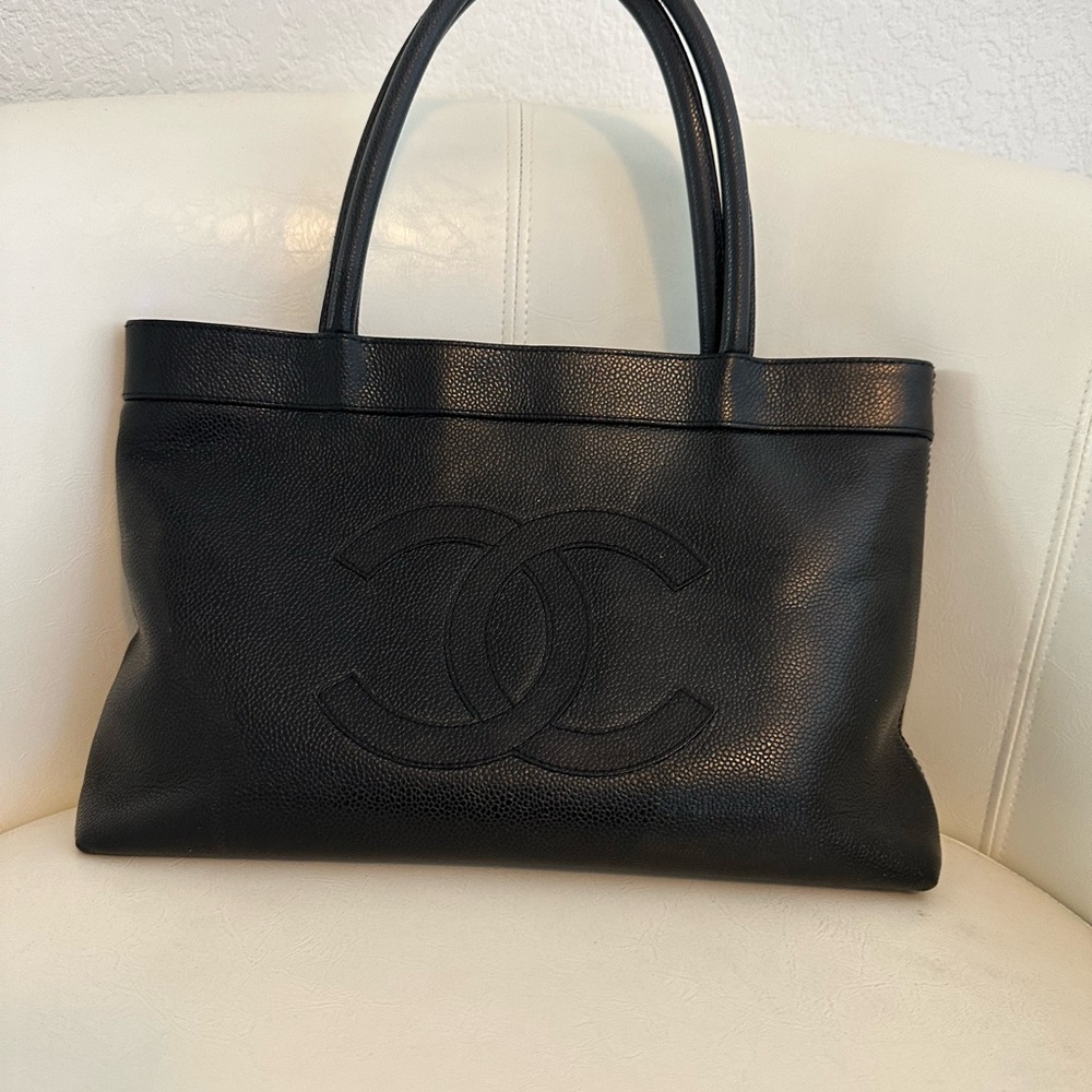 Authentic very nice still look new .the leathe super good quality